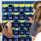 Depuis ce matin, les élèves valaisans ne peuvent plus utiliser leur téléphone portable dans un établissement scolaire. A Naters, ils sont invités à laisser leur smartphone dans un casier sécurisé.